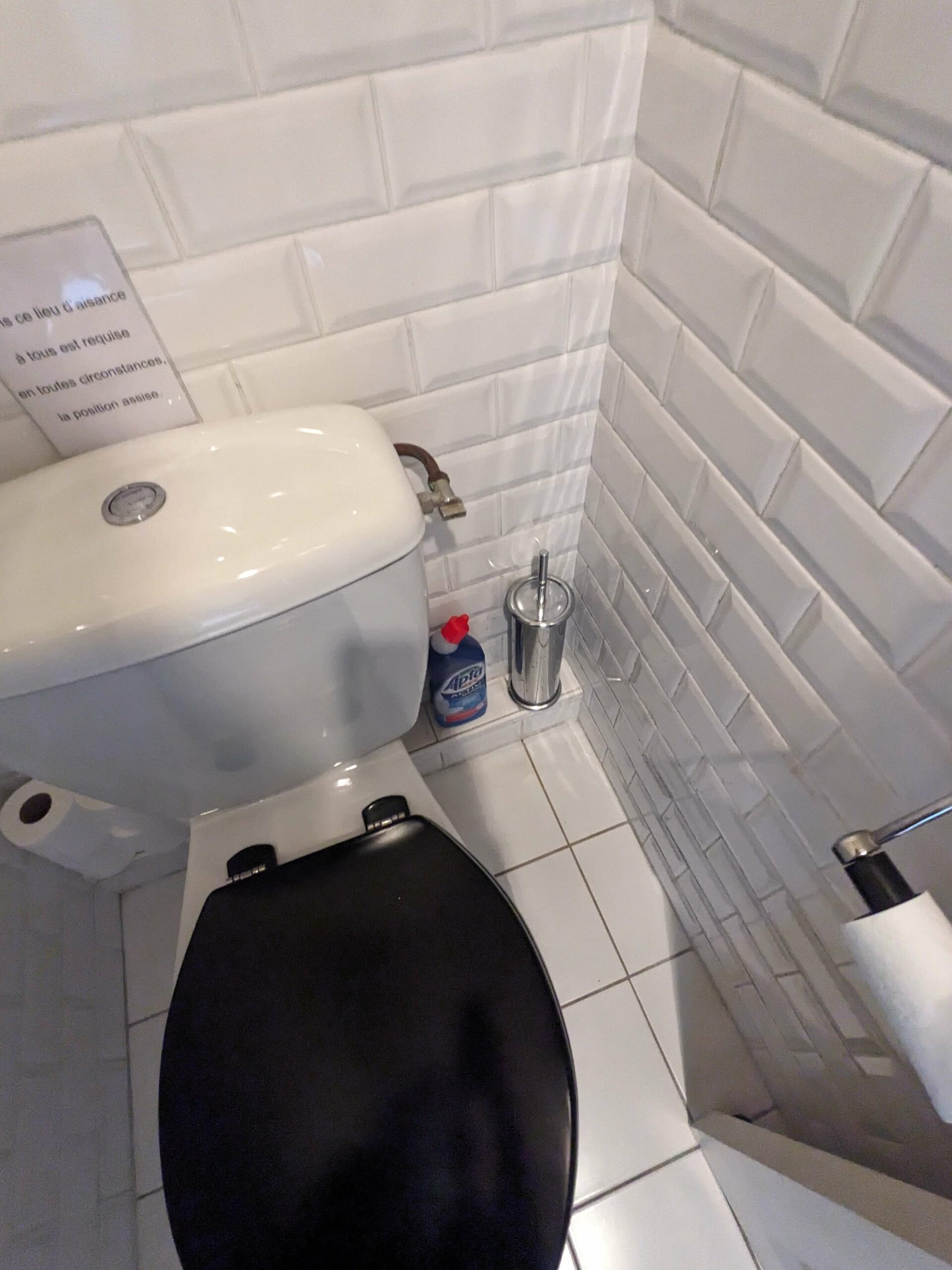 Rénovation d’une maison meulière à Bonnières, retrouver le charme de l’ancien, photo avant rénovation des toilettes de l'étage