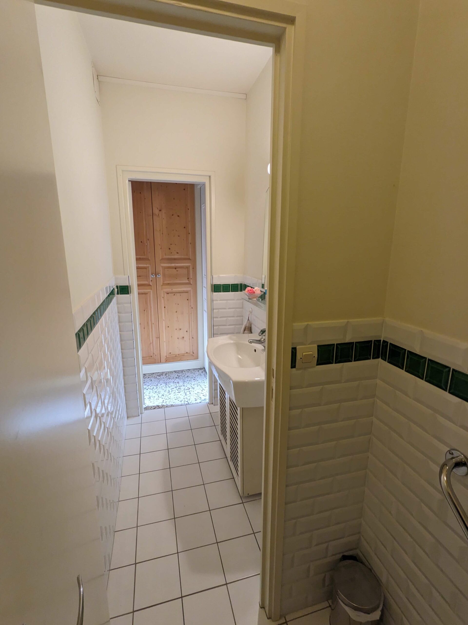Rénovation d’une maison meulière à Bonnières, retrouver le charme de l’ancien, photo avant travaux des toilettes