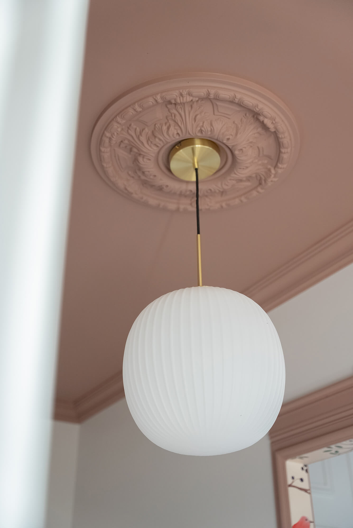Rénovation d’une maison meulière à Bonnières, retrouver le charme de l’ancien, plafond rose avec rosace moulurée, suspension verre opaline