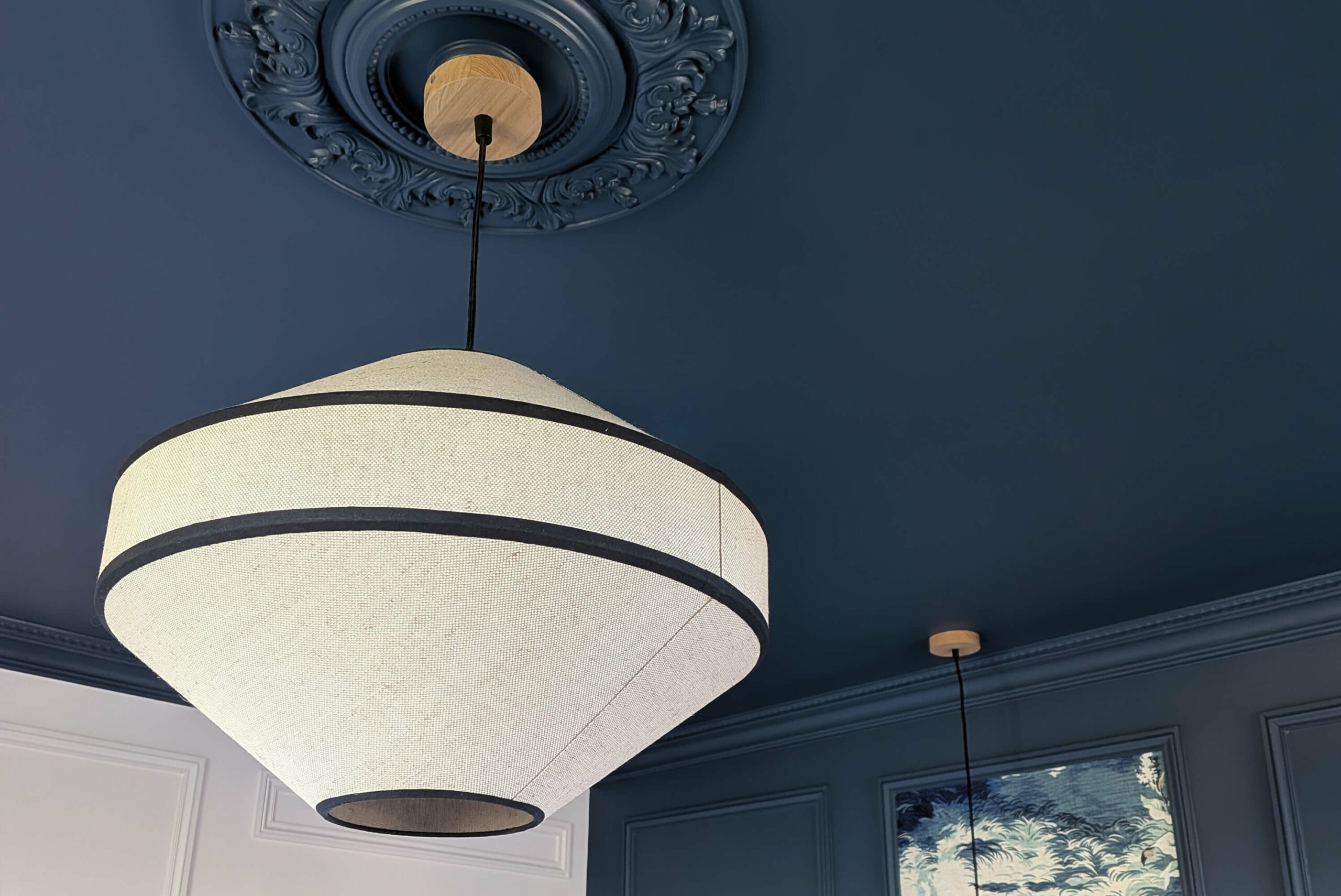 Rénovation d’une maison meulière à Bonnières, retrouver le charme de l’ancien, rosace et plafond bleu, suspension japonisante