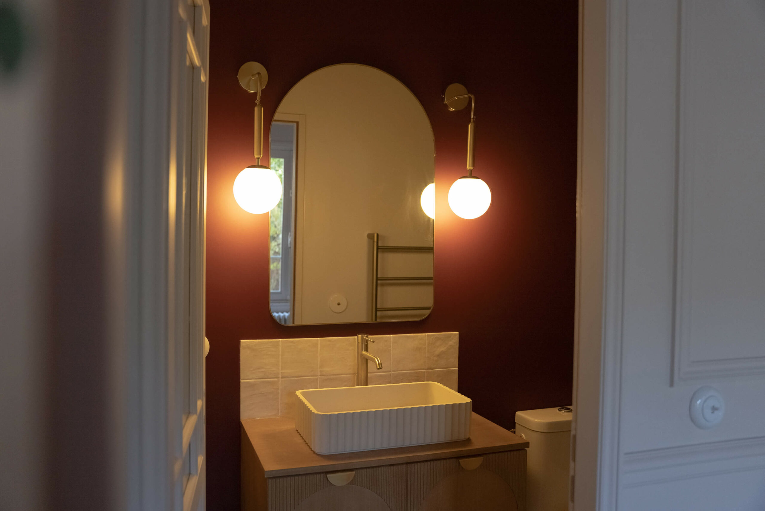 Rénovation d’une maison meulière à Bonnières, retrouver le charme de l’ancien, salle d'eau avec mur bordeaux, crédence zelliges et bois