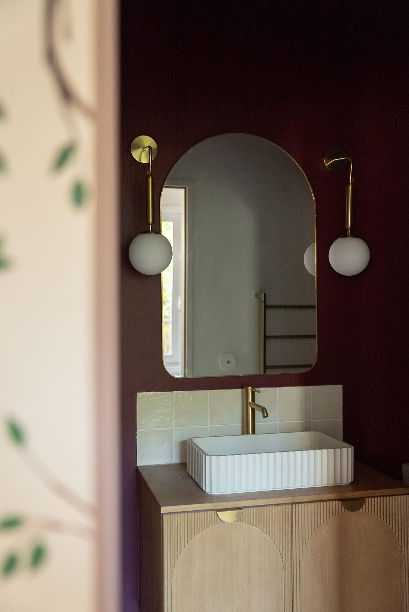 Rénovation d’une maison meulière à Bonnières, retrouver le charme de l’ancien, salle d'eau avec mur bordeaux, zelliges blanc, bois