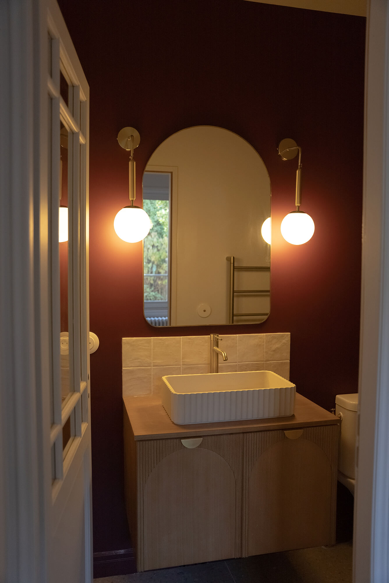 Rénovation d’une maison meulière à Bonnières, retrouver le charme de l’ancien, salle d'eau avec mur bordeaux, zelliges, bois et laiton