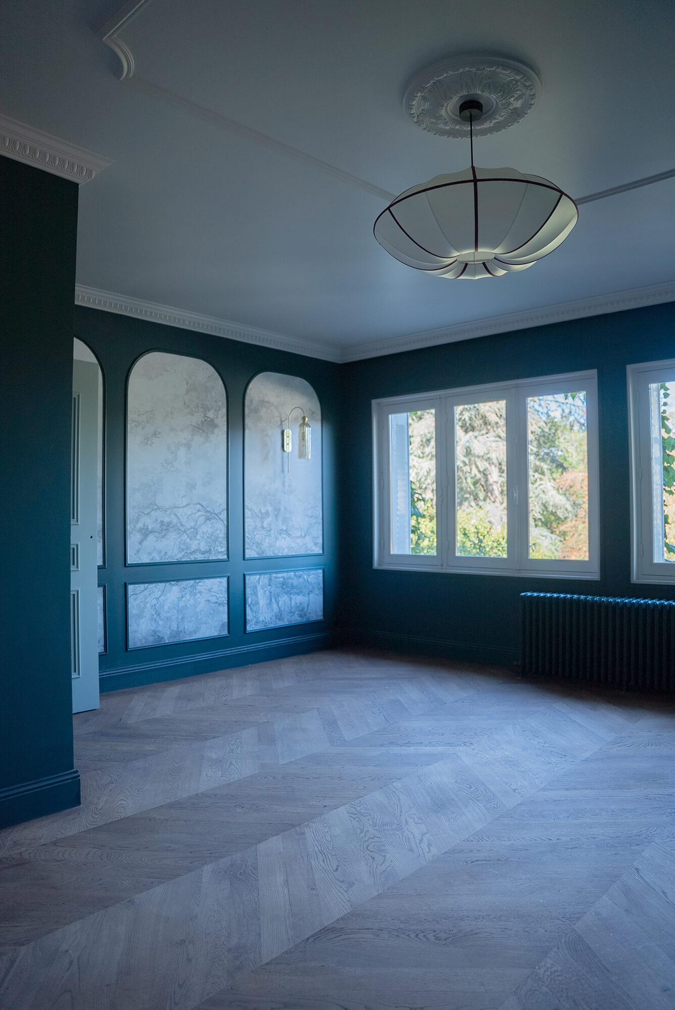 Rénovation d’une maison meulière à Bonnières, retrouver le charme de l’ancien, salon avec murs vert foncé, corniches et cimaises, parquet neuf en chêne massif en point de hongrie