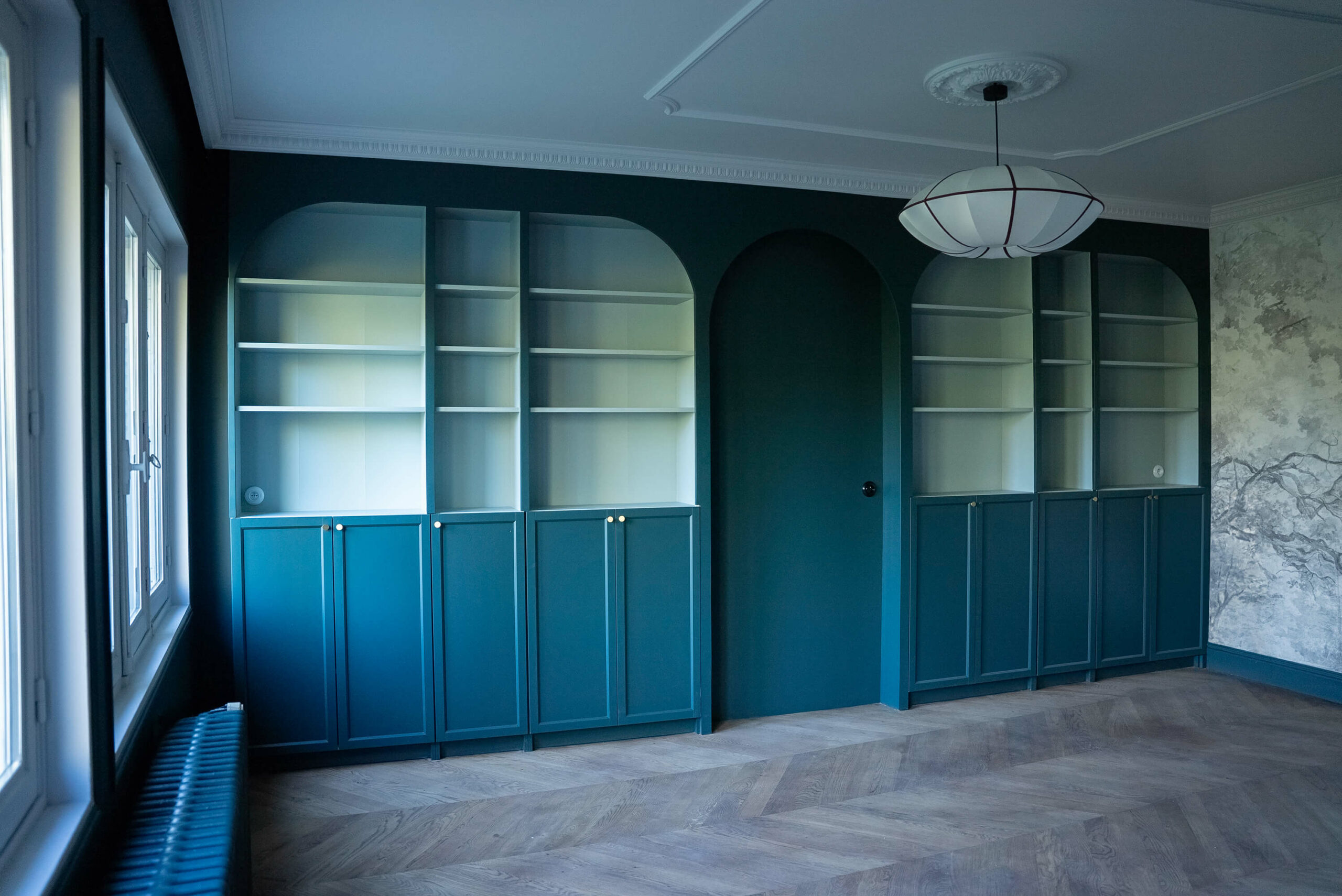 Rénovation d’une maison meulière à Bonnières, retrouver le charme de l’ancien, salon bibliothèque sur mesure vert foncé et vert clair, corniches et cimaises, parquet neuf en chêne massif en point de hongrie