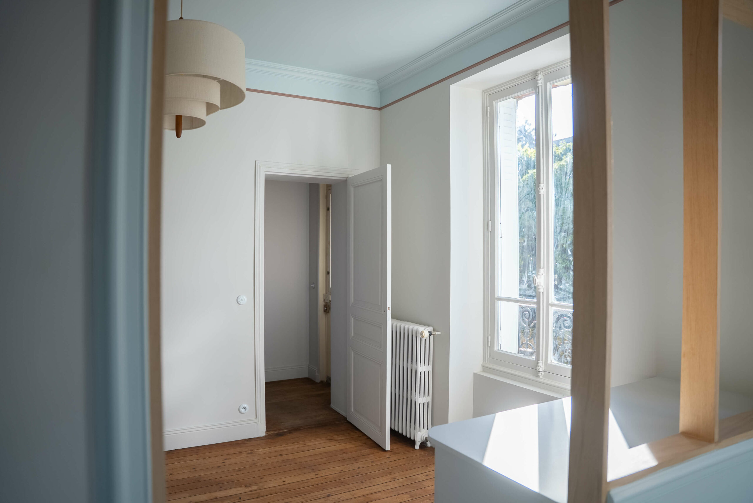 Rénovation d’une maison meulière à Bonnières, retrouver le charme de l’ancien, vestiaire avec claustra bois, plafond bleu et moulure rose
