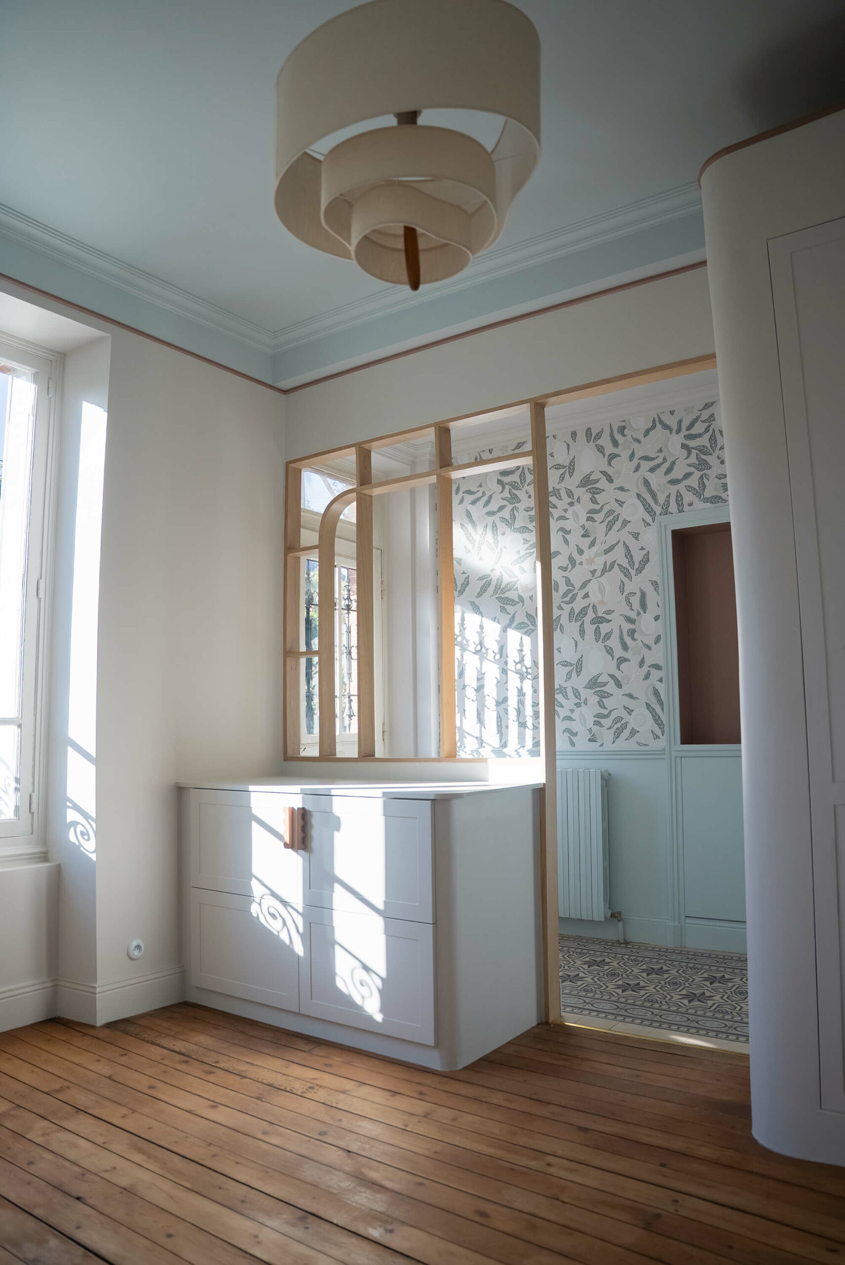 Rénovation d’une maison meulière à Bonnières, retrouver le charme de l’ancien, vestiaire avec parquet ancien, claustra bois, papier peint floral bleu, plafond bleu