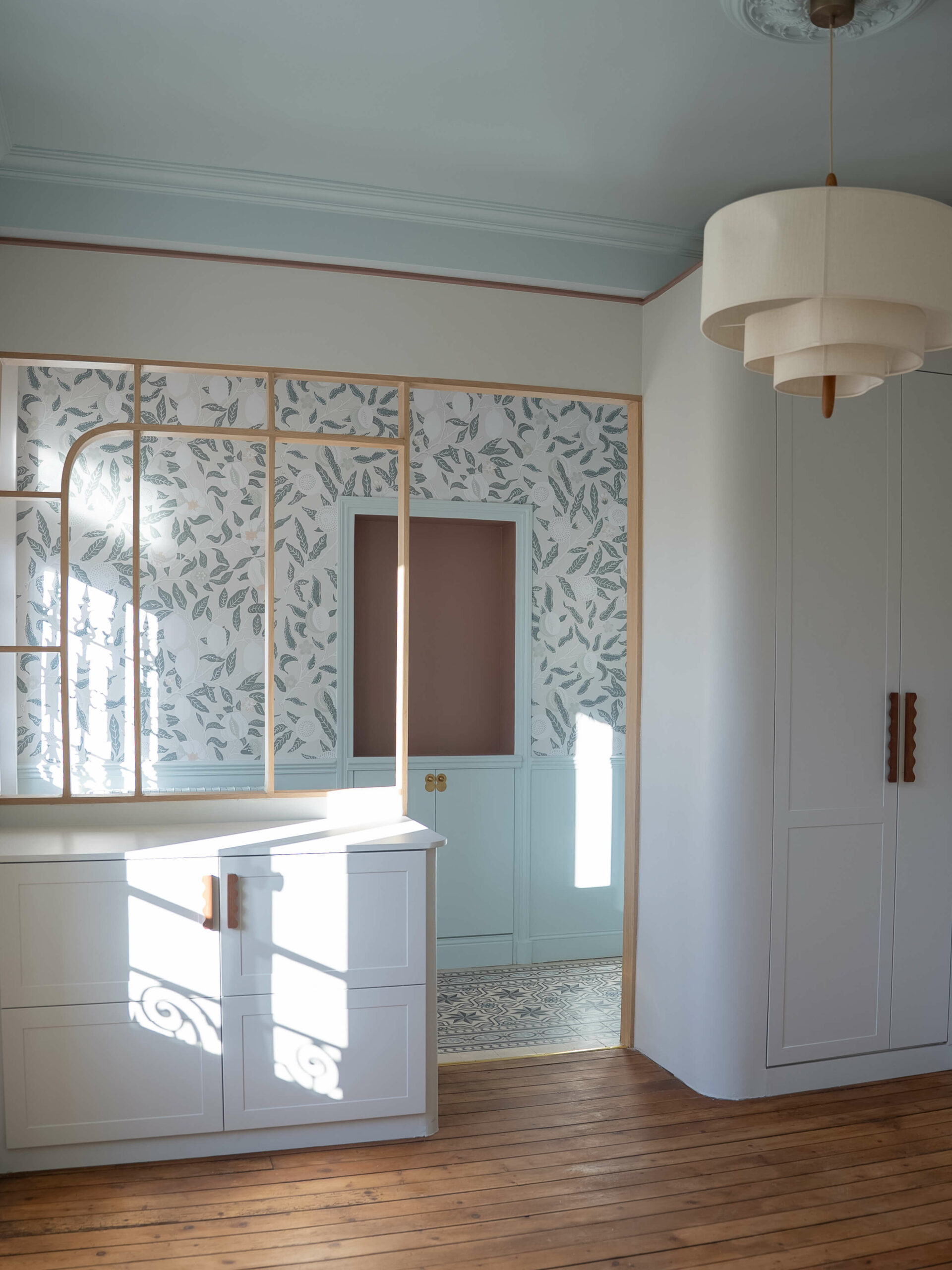 Rénovation d’une maison meulière à Bonnières, retrouver le charme de l’ancien et redonner du caractère à la maison, vestibule avec parquet ancien, carreaux de ciment d'origine et papier peint floral, tons bleu clair, beige et rosé