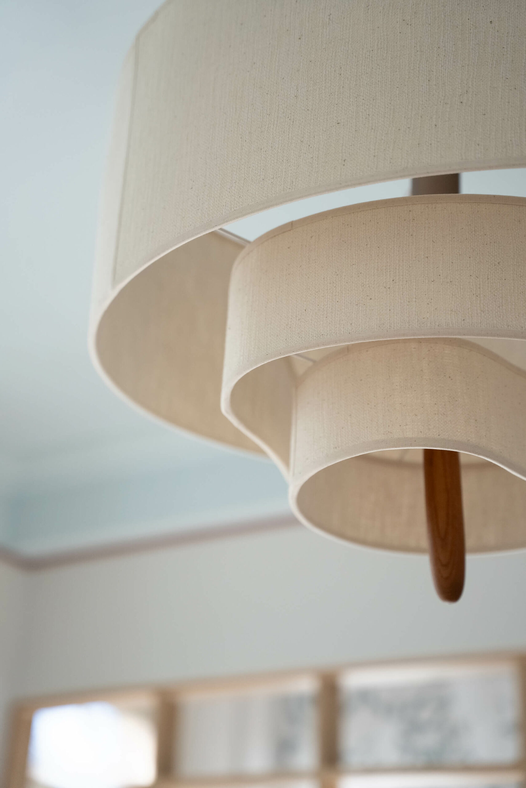 Rénovation d’une maison meulière à Bonnières, retrouver le charme de l’ancien, zoom sur la suspension Pebble en lin et noyer